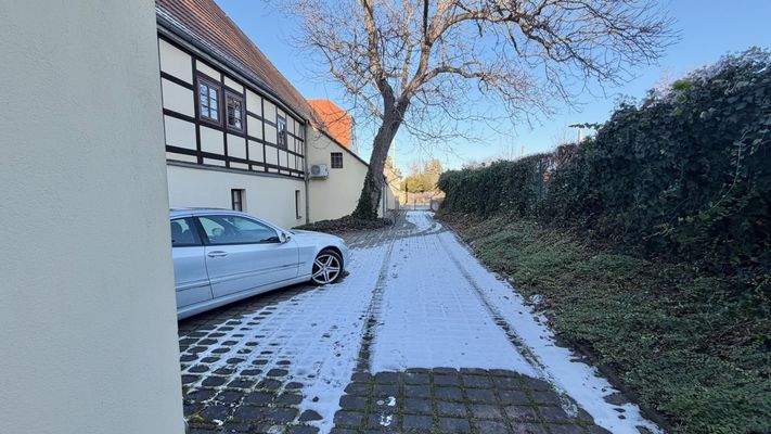 Ansicht seitlich mit Stellplätzen