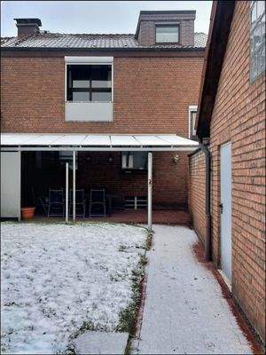 Rückansicht des Hauses mit einladender überdachter Terrasse