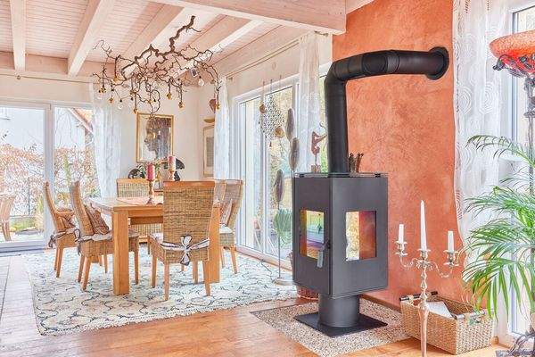 Offener Essbereich mit Kamin