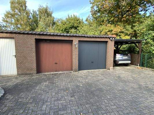 Garage (braunes Garagentor)