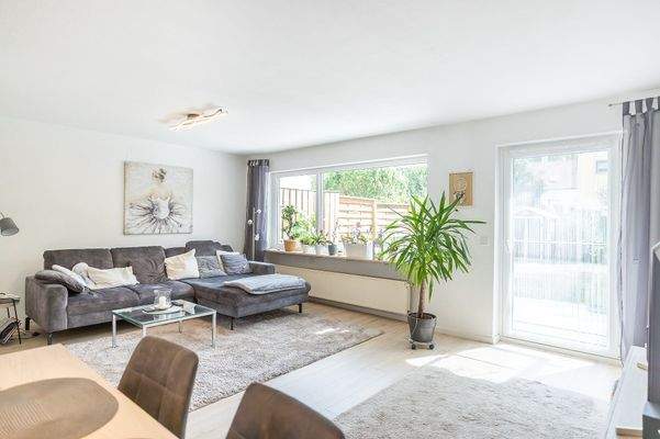 Großes Wohnzimmer mit Zugang zur Terrasse