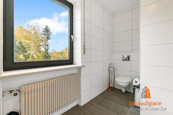 Großes Fenster für viel Licht im Badezimmer