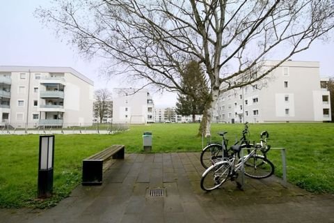 Radständer, Bank und Nachtbeleuchtung vorm Haus