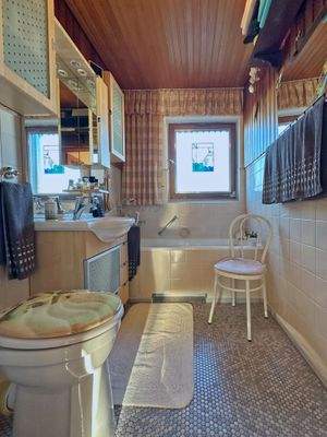 Tageslichtbad mit Wanne