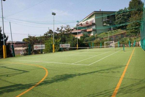 Einer von drei Tennisplätzen