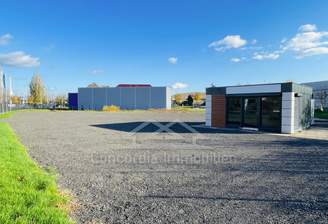 große Freifläche mit Verkaufscontainer