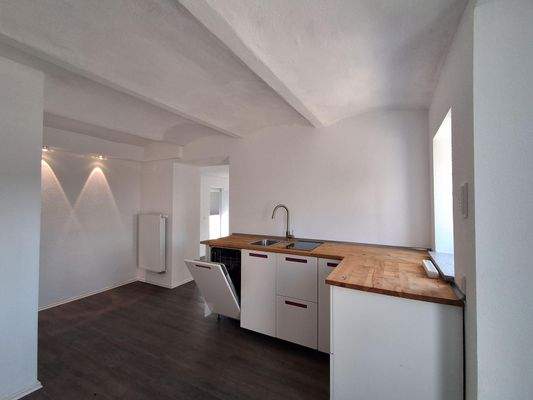 Einbauküche mit kleiner Essecke