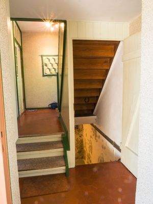 EG-Flur-Treppe zum Keller 1201904.jpg