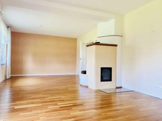 Wohn-/Esszimmer mit Kachelofen OG