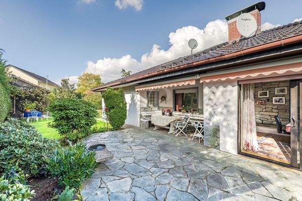 Terrasse mit überdachter Sitzecke