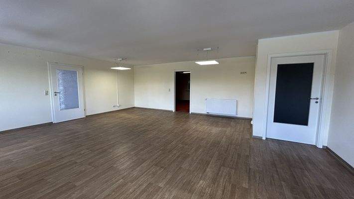 großes Büro mit Zugang zum Besprechungsraum