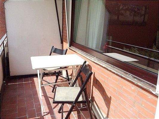 Balkon mit Tisch und Stühlen