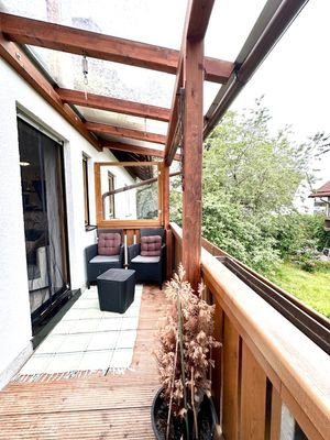 Balkon von Wohnen-Essen-Kochen und einem Schlafzim
