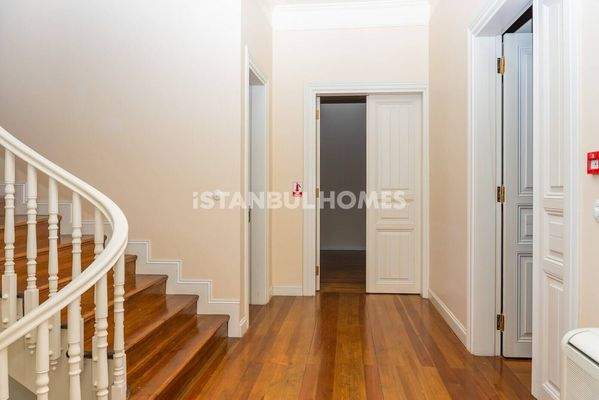 7-Bedroom House with Landscaped Garden in Kadikoy