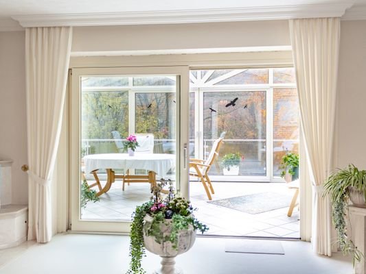 Blick aus dem Wohnzimmer in den Wintergarten