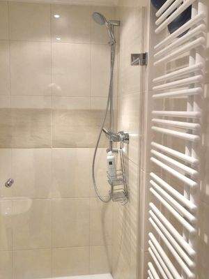 Dusche und Handtuchtrockner