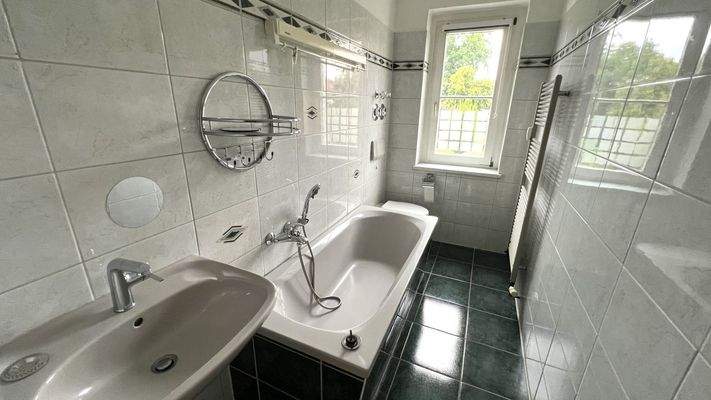 Bad mit Wanne und WC