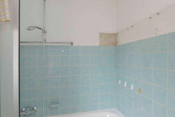 Tageslichtbad im Obergeschoss (Badewanne mit Duschabtrennung)