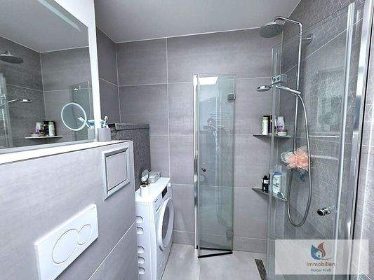 Badezimmer mit Dusche (2)