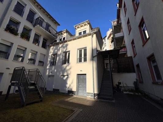 Außenansicht Hinterhaus, Die Wohnung ist im 1. OG