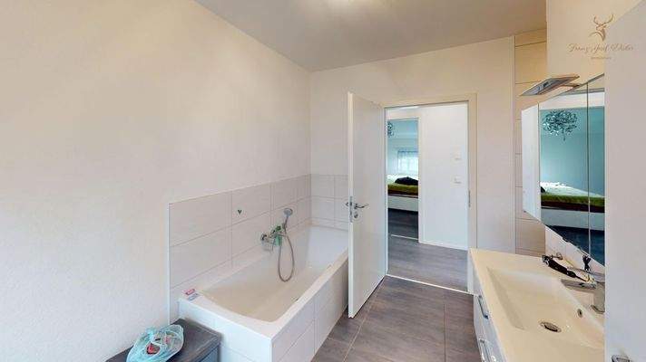 Badezimmer mit Dusche und Wanne