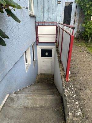 Treppenabgang zur Abstellraum unterhalb vom Carport