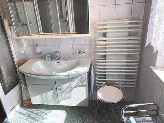 Bad mit Dusche im OG