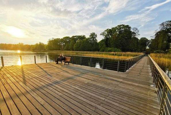 Steg am See nahe dem Grundstück