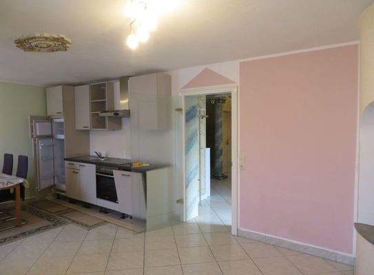 7-Erdgeschoss-Zimmer mit Einbauküche.JPG