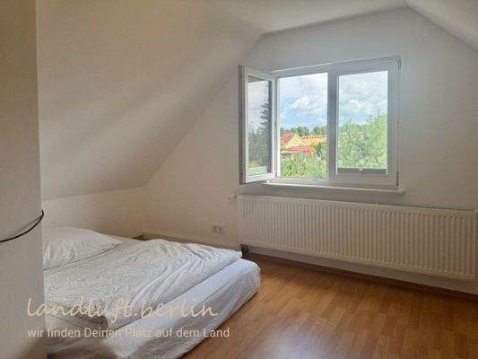 Kleines Zimmer im Dachgeschoss mit Blick auf die F