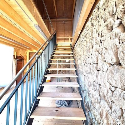 Treppe mit sichtbarer Stadtmauer
