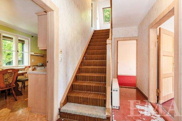 Flur mit Treppe ins Dachgeschoss