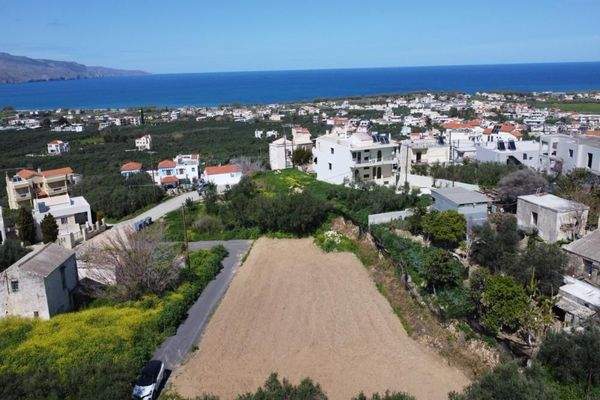 Kreta, Tavronitis: Grundstück mit hoher Bebaubarkeit in Meeresnähe zu verkaufen