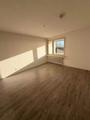 Helles Zimmer mit Holzboden