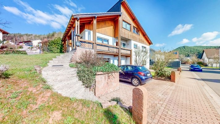 Aufgang zum Haus von der Straße