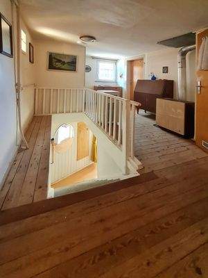 Flur + Innentreppe OG 