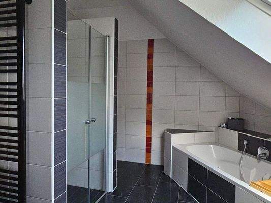 Bad mit Dusche und Wanne