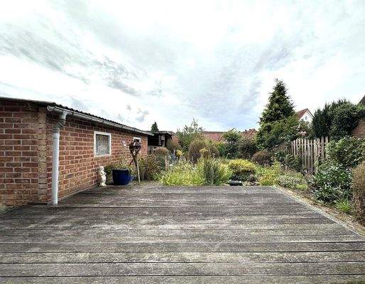 Terrasse mit Blick in den Garten