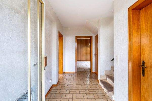 Heller Flur mit Platz zum Ankommen