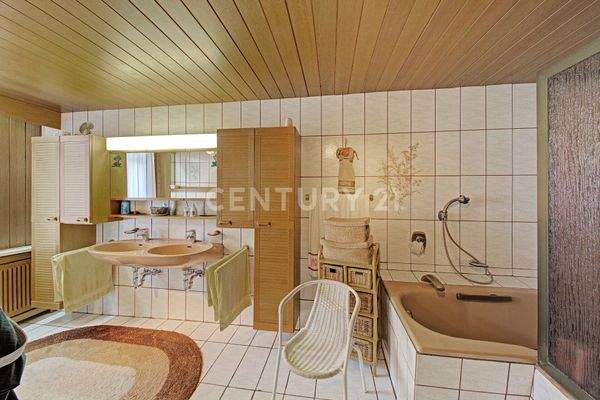 Tageslichtbad mit Wanne und Dusche (1. OG rechts)