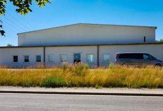 Halle mit Büroanbau