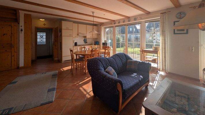 Wohn-/Esszimmer mit Küche im Erdgeschoss