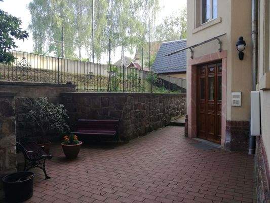 Hof mit Sitzgelegenheit