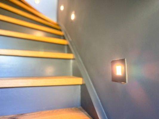 Treppe mit integrierter Beleuchtung ins OG