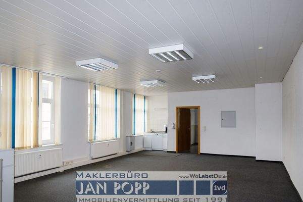 Büro1 mit Miniküche im Eingangsbereich 