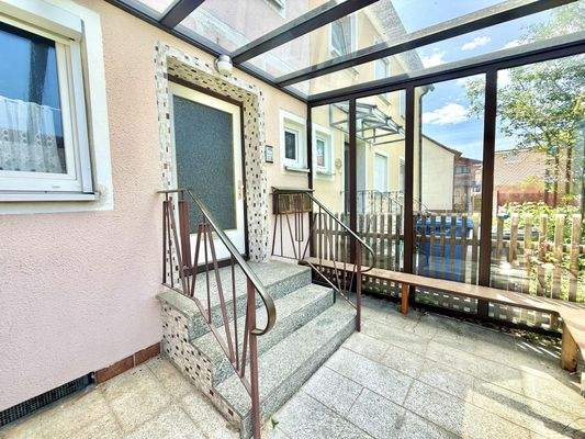 windgeschützter Eingangsbereich