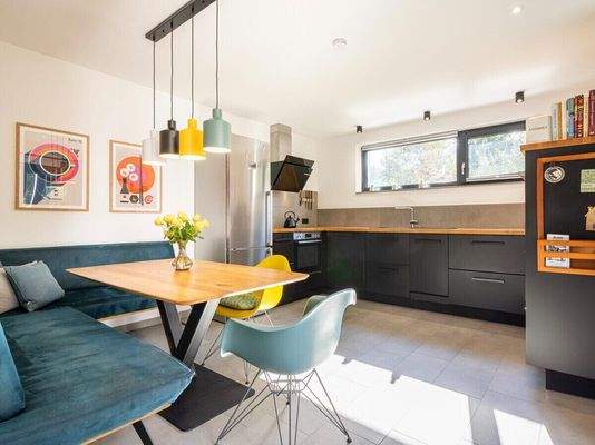 Modern ausgestattete Küche mit großzügigem Essplatz