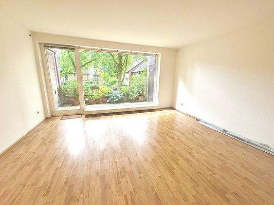 Wohnzimmer mit Balkon