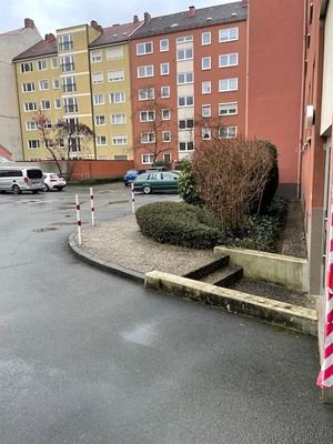 KFZ-Stellplatz Hinterhof.jpg
