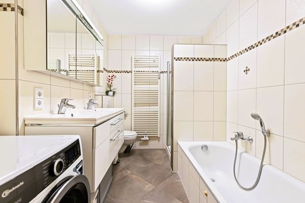 Badezimmer mit Wanne/Dusche/WC/Waschmasch.Anschluß